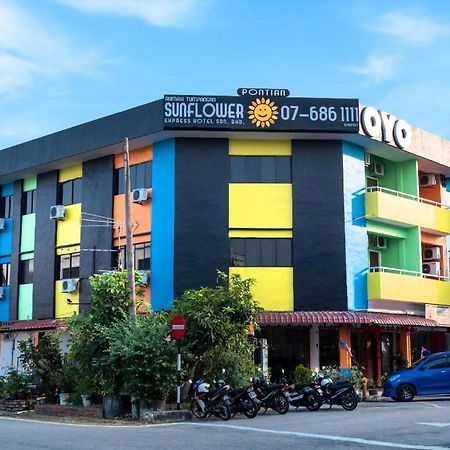Sunflower Express Hotel Pontian Kecil Exterior photo