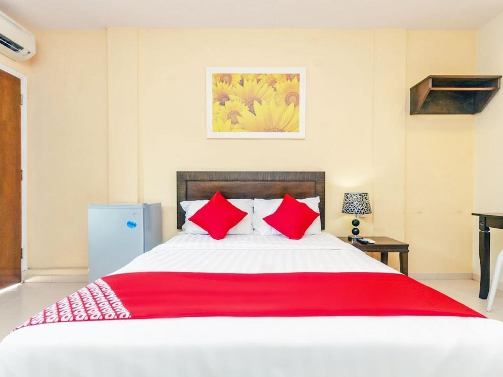 Sunflower Express Hotel Pontian Kecil Exterior photo
