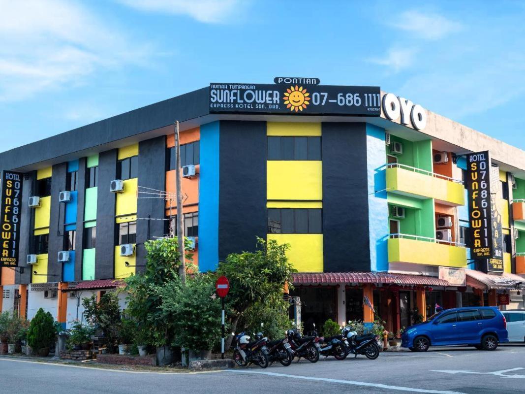 Sunflower Express Hotel Pontian Kecil Exterior photo