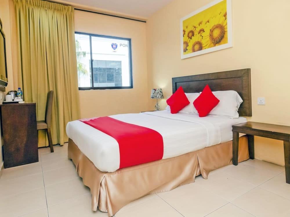 Sunflower Express Hotel Pontian Kecil Exterior photo