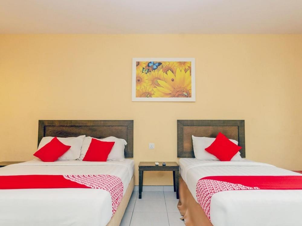 Sunflower Express Hotel Pontian Kecil Exterior photo