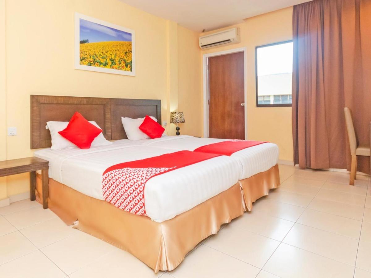 Sunflower Express Hotel Pontian Kecil Exterior photo