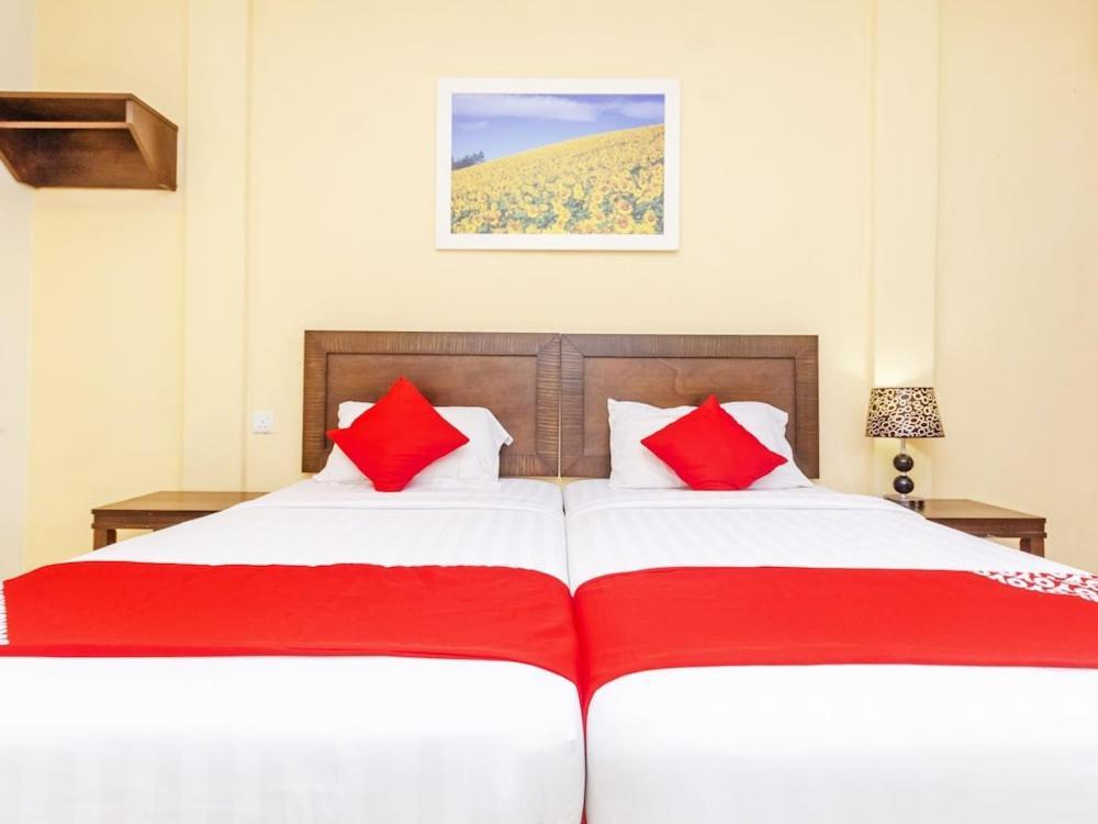Sunflower Express Hotel Pontian Kecil Exterior photo