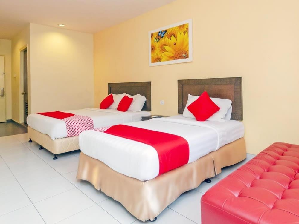 Sunflower Express Hotel Pontian Kecil Exterior photo