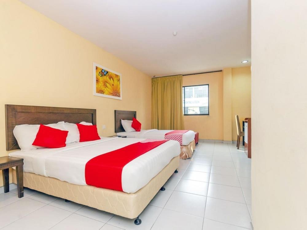 Sunflower Express Hotel Pontian Kecil Exterior photo
