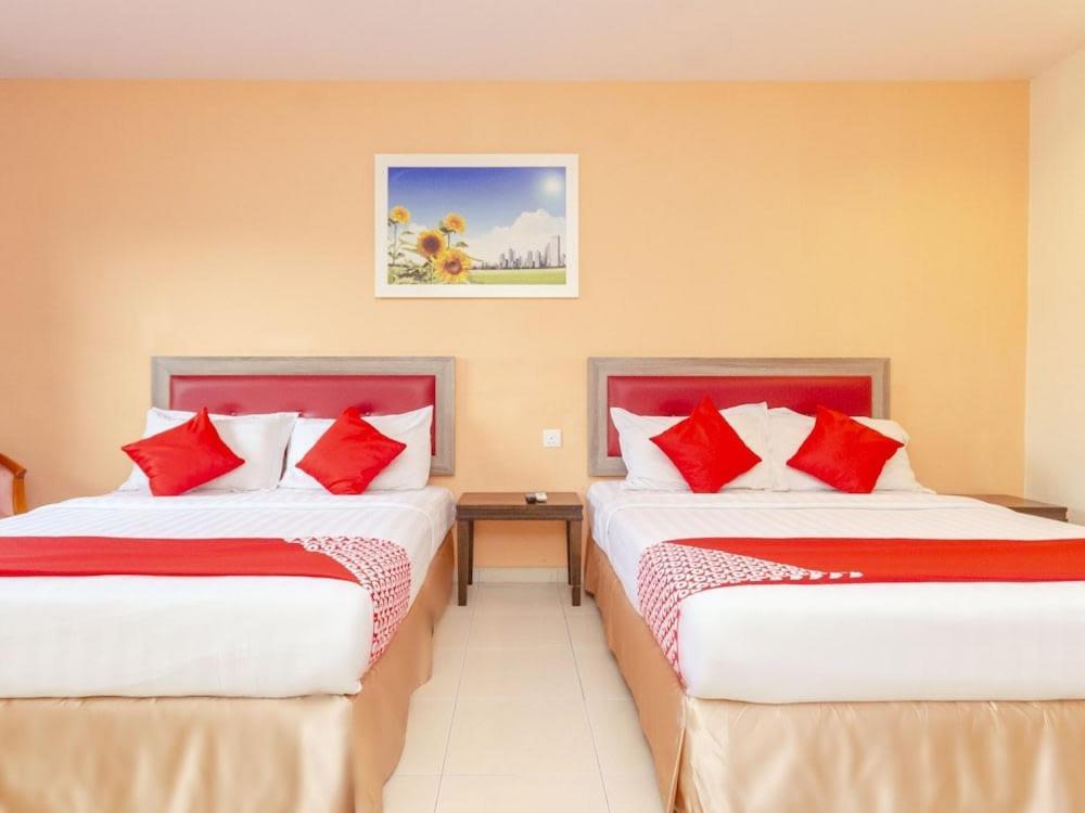 Sunflower Express Hotel Pontian Kecil Exterior photo