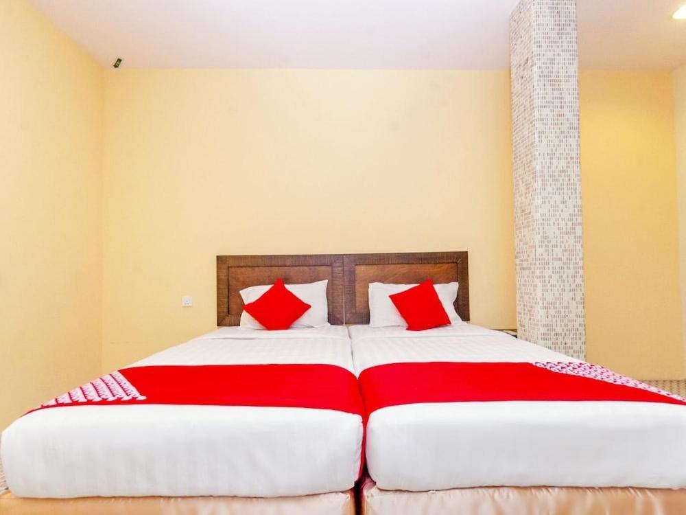 Sunflower Express Hotel Pontian Kecil Exterior photo