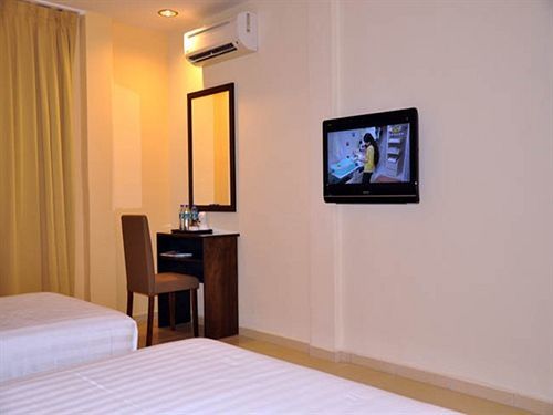 Sunflower Express Hotel Pontian Kecil Exterior photo