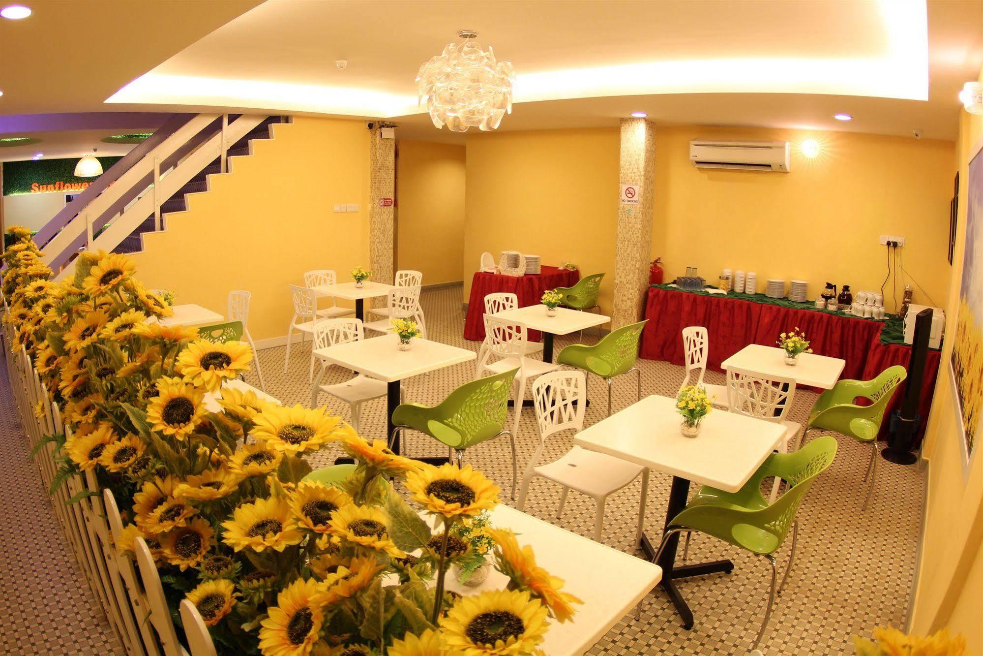 Sunflower Express Hotel Pontian Kecil Exterior photo