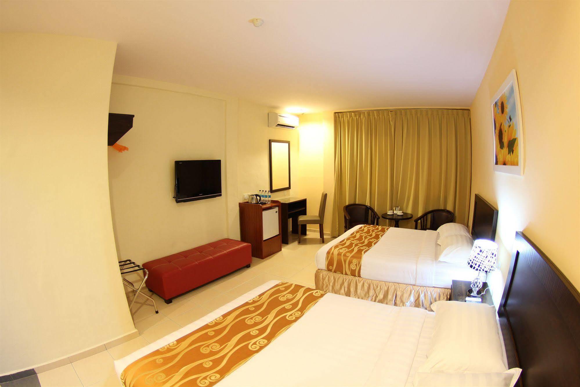 Sunflower Express Hotel Pontian Kecil Exterior photo