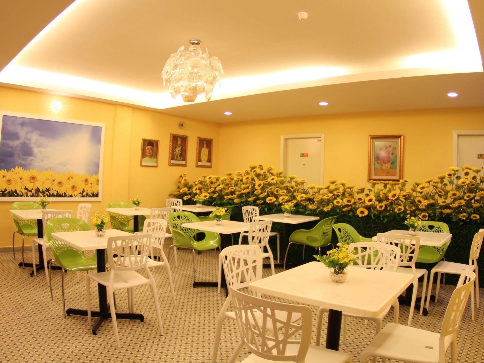 Sunflower Express Hotel Pontian Kecil Exterior photo