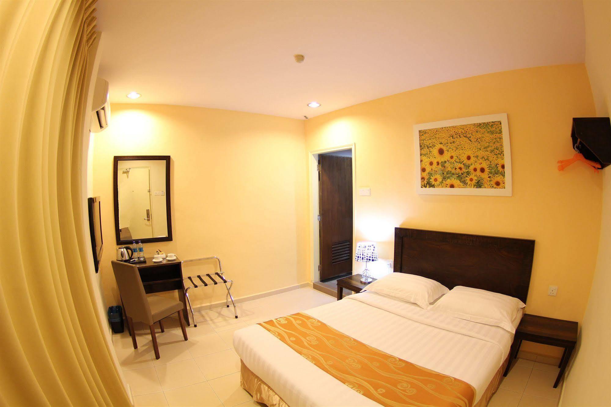 Sunflower Express Hotel Pontian Kecil Exterior photo