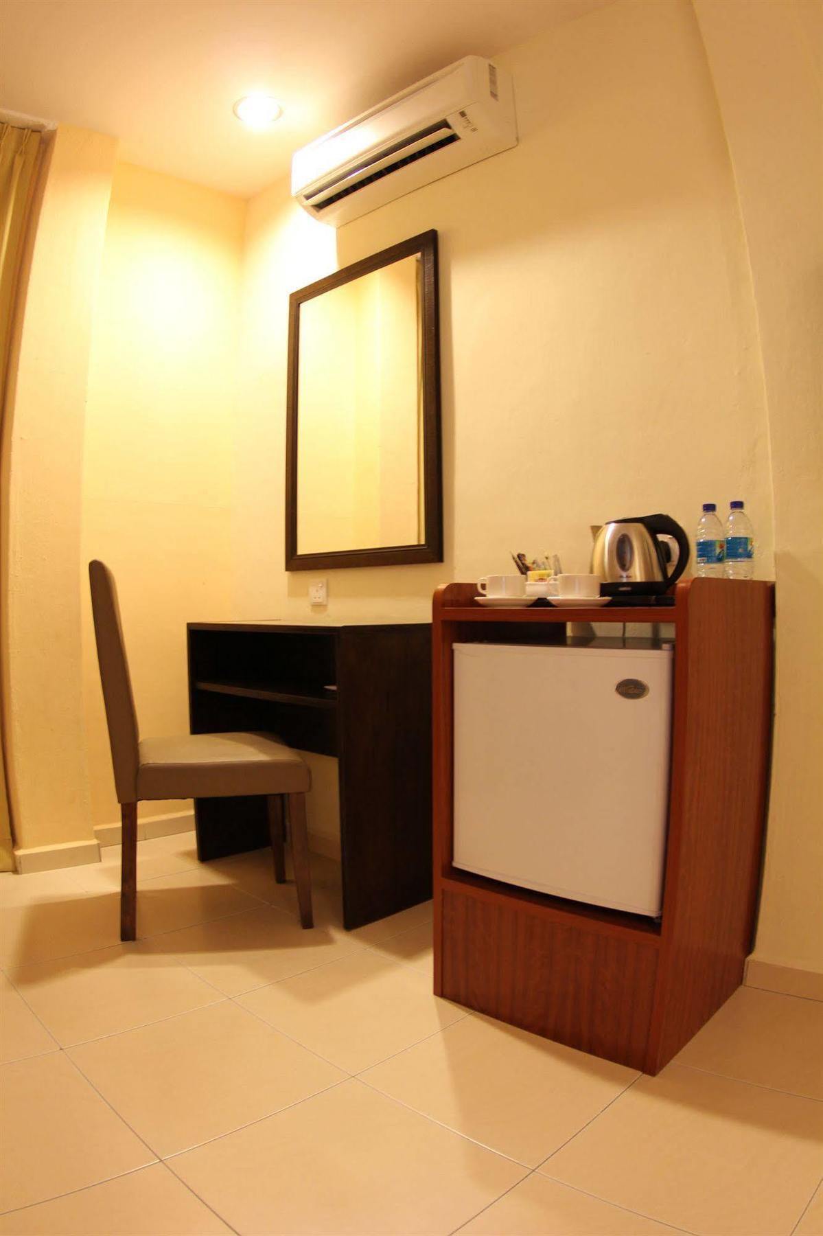 Sunflower Express Hotel Pontian Kecil Exterior photo