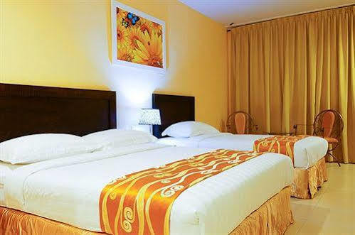 Sunflower Express Hotel Pontian Kecil Exterior photo